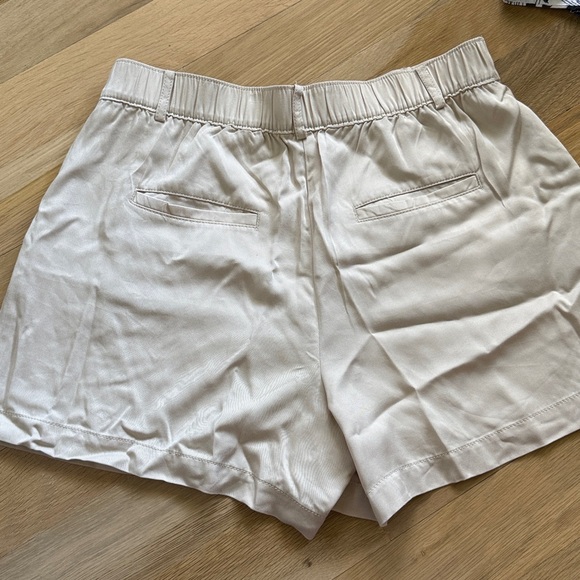 Loft Cream Shorts - Picture 3 of 4